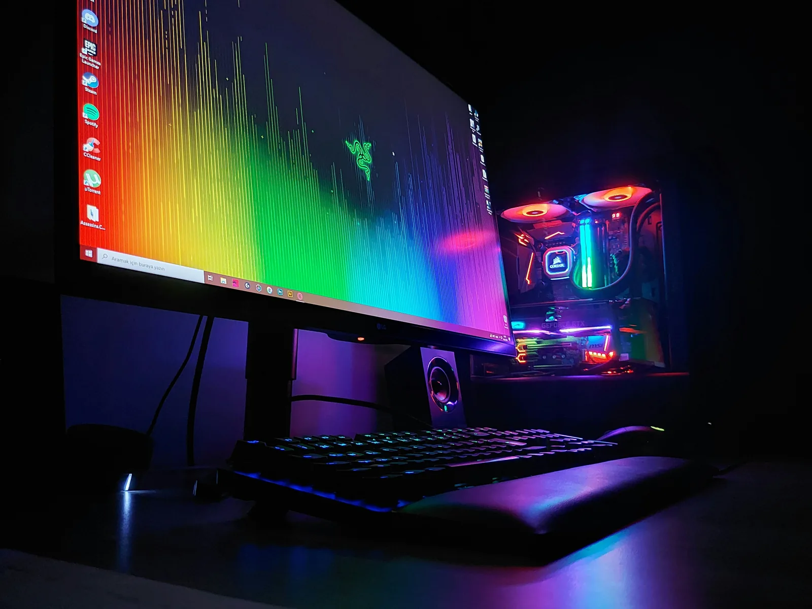 Écran gaming RGB sur un bureau