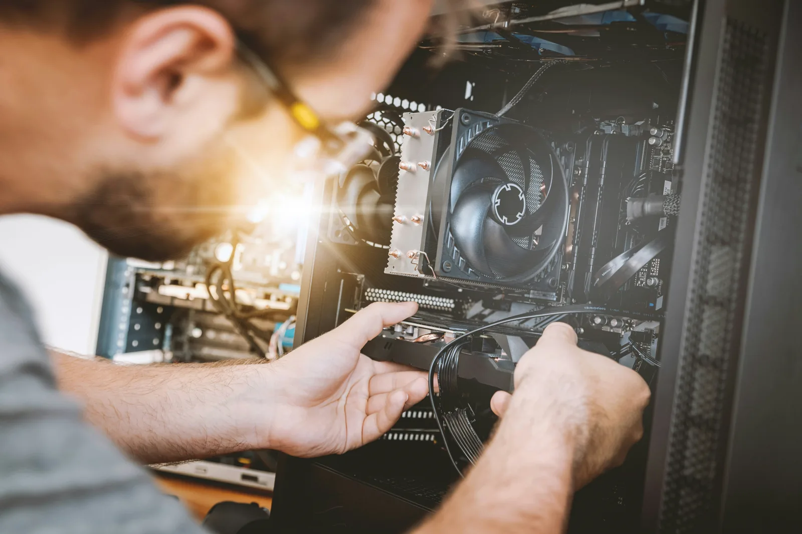 Atelier de montage AILPE — technicien en train d'assembler un PC
